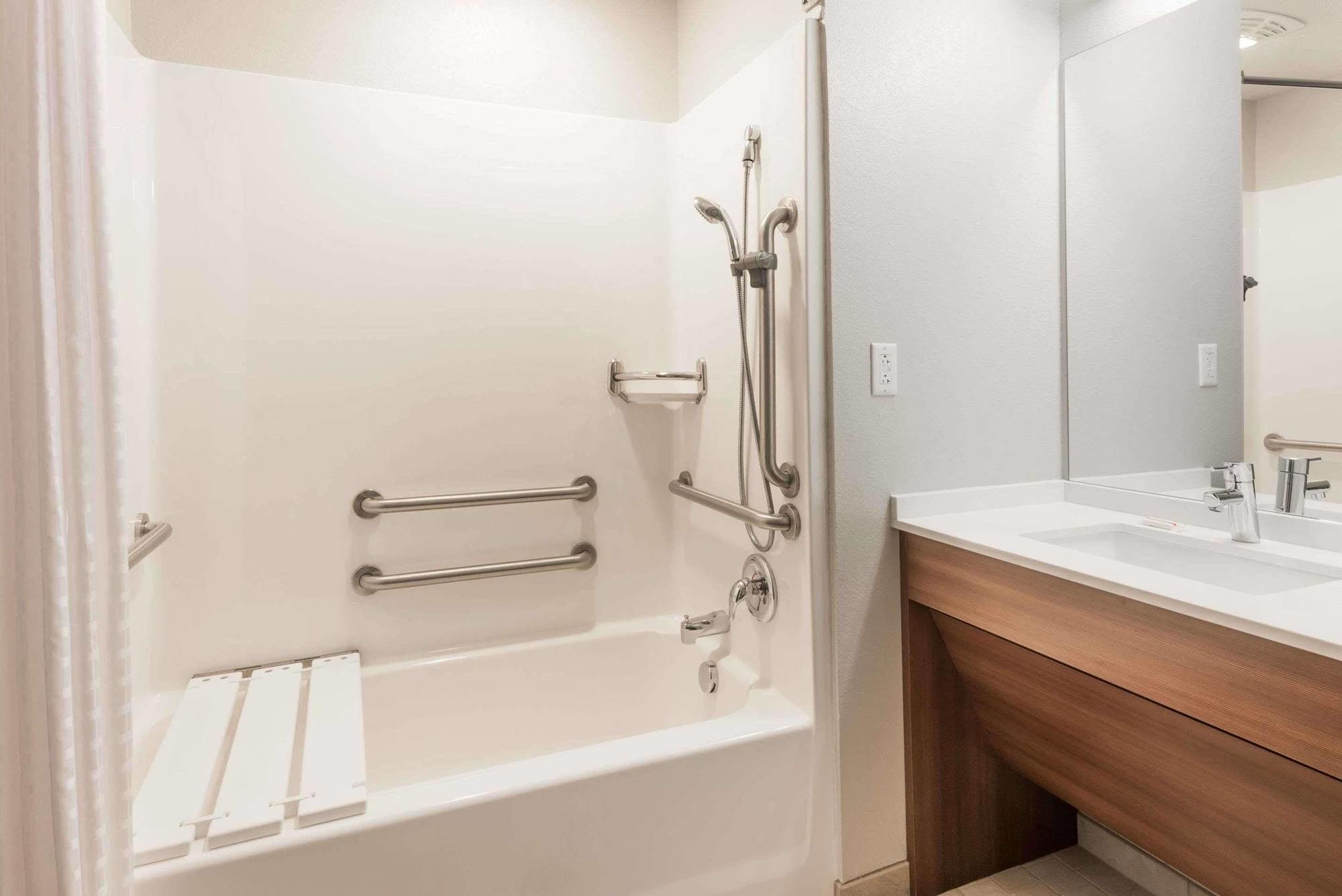 Microtel Inn & Suites By Wyndham Altoona Ngoại thất bức ảnh